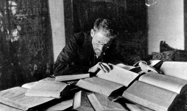 Ben-Yehūdāh working at his desk in Jerusalem, c. 1912.