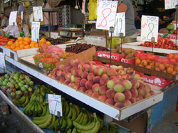 A vegetable stall (basṭāh) at Shūq ha-Karmel (‘Carmel Market’) in Tel-Aviv.